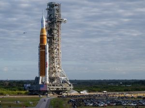 NASAがアルテミスIIミッションのロケット「SLS」を射点へ移動　1月末以降に打ち上げリハーサルを予定