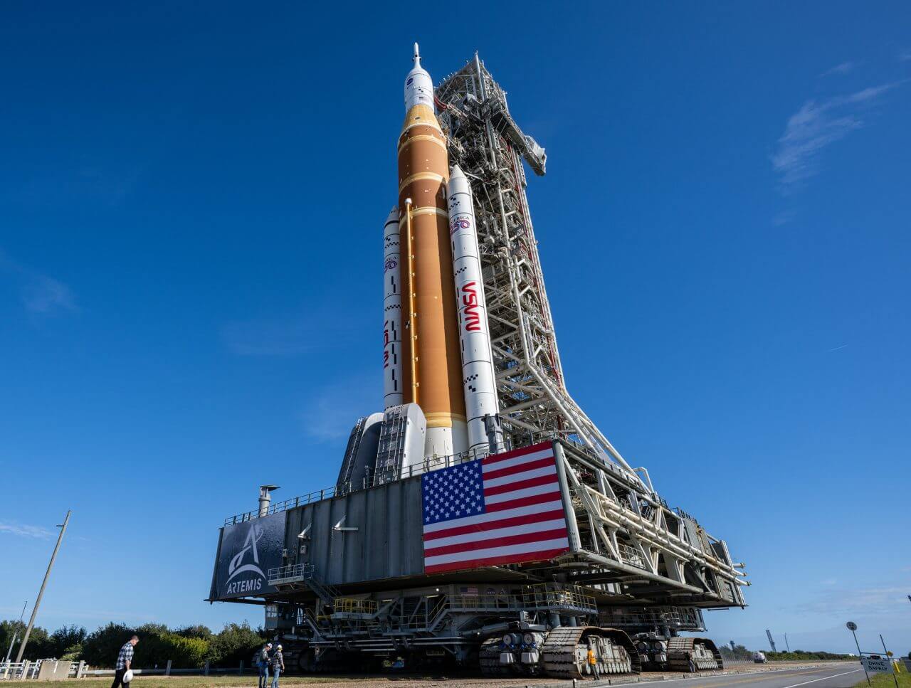ロールアウト中のSLS（Credit: NASA/Keegan Barber）