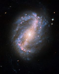 ハッブル宇宙望遠鏡が最後のサービスミッション直後に観測した銀河「NGC 6217」