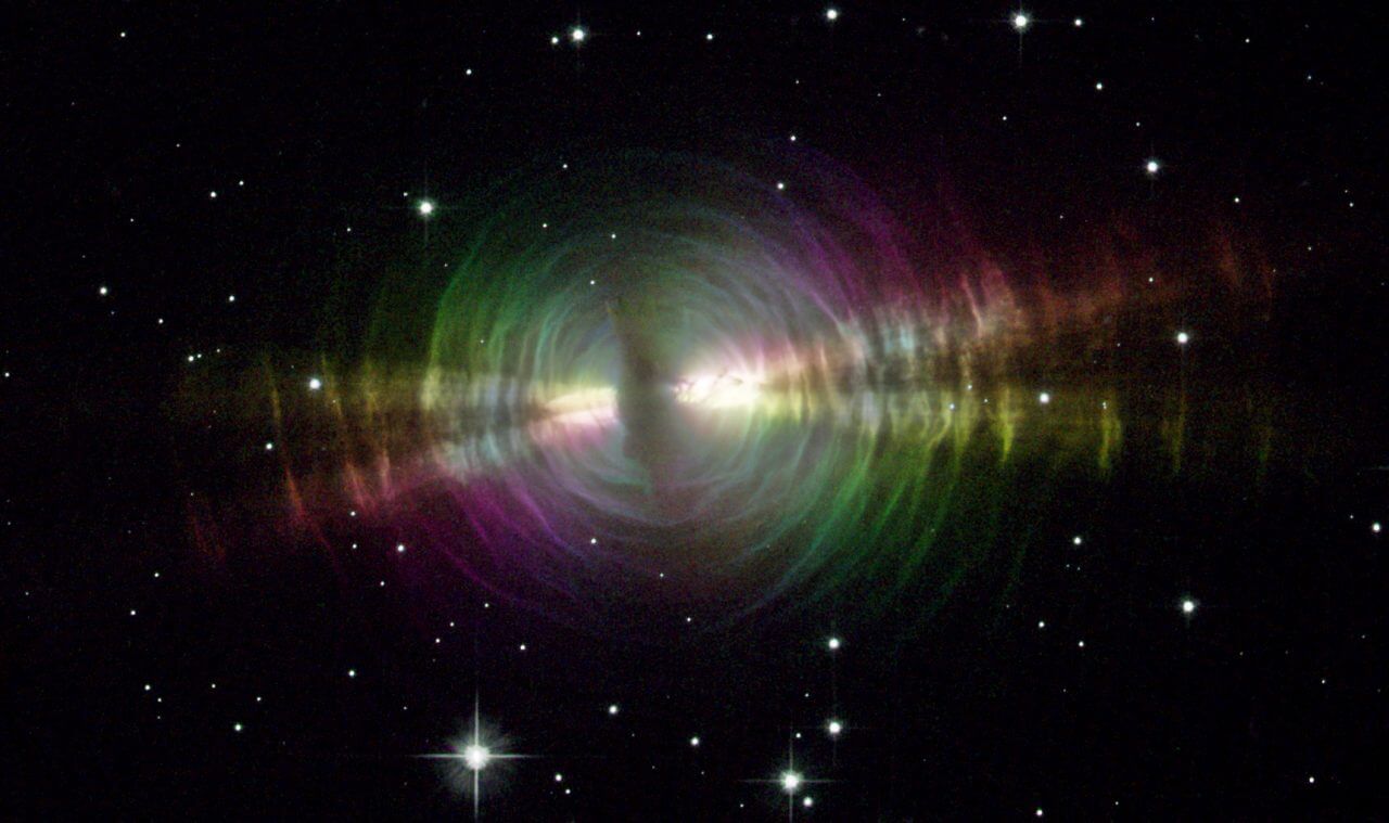 ハッブル宇宙望遠鏡（HST）が観測した原始惑星状星雲「卵星雲」の全体像（Credit: NASA/ESA and The Hubble Heritage Team STScI/AURA - https://esahubble.org/images/opo0309a/）