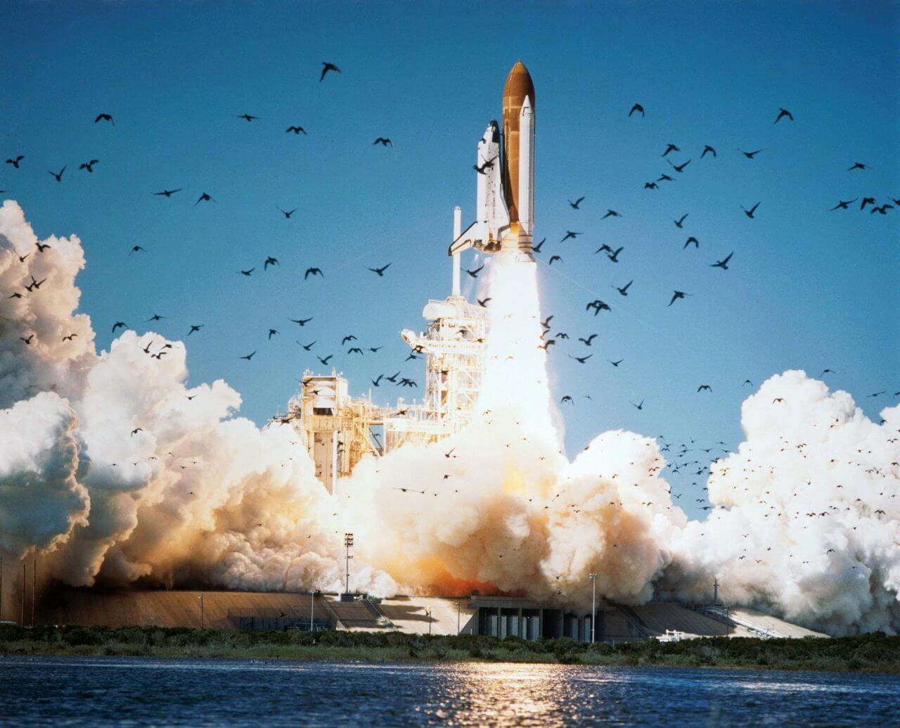 スペースシャトル「チャレンジャー」の事故から40年 NASAが2026年の「追悼の日」を迎える 3 1986年1月28日、ケネディ宇宙センター39B射点を飛び立ったスペースシャトル「Challenger(チャレンジャー)」。この後、発射から73秒後に空中分解し、搭乗していた7名の宇宙飛行士が亡くなった(Credit: NASA)
