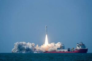 中国が「捷龍3号」ロケットを海上から打ち上げ　パキスタンの衛星など7機を軌道投入
