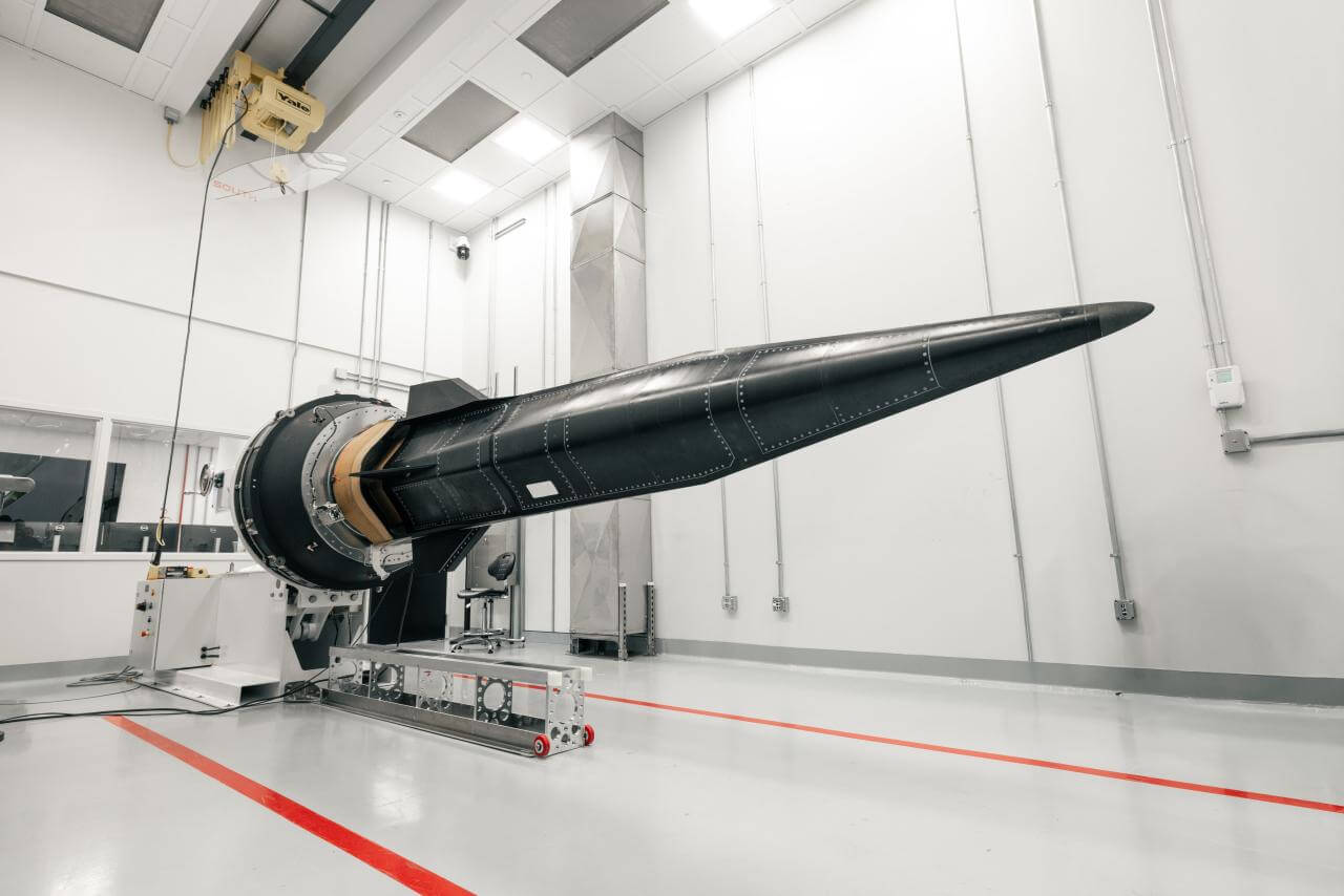 整備施設内でフェアリングに収められたDART AEの機体。独特の細長いフォルムが確認できる（Credit: Rocket Lab）