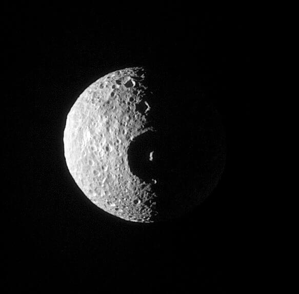 土星の衛星ミマス 明暗が際立つ巨大クレーターと、氷の下の海の話 1 土星探査機「カッシーニ」が撮影した衛星「ミマス」の画像(Credit: NASA/JPL/Space Science Institute)