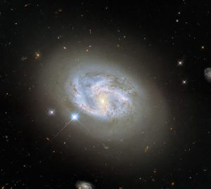 渦巻銀河? レンズ状銀河? ハッブル宇宙望遠鏡が観測した“おとめ座”の「NGC 4680」
