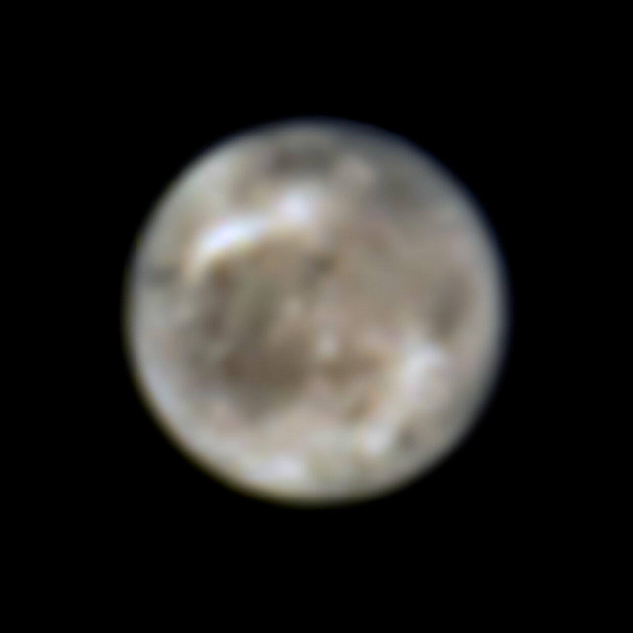 黒い宇宙空間を背景に浮かぶ木星の衛星「ガニメデ」。1996年にハッブル宇宙望遠鏡によって撮影されたもので、少しぼやけているが、表面の明るい領域と暗い領域の違いが確認できる（Credit: ESA/Hubble, NASA, J. Spencer）