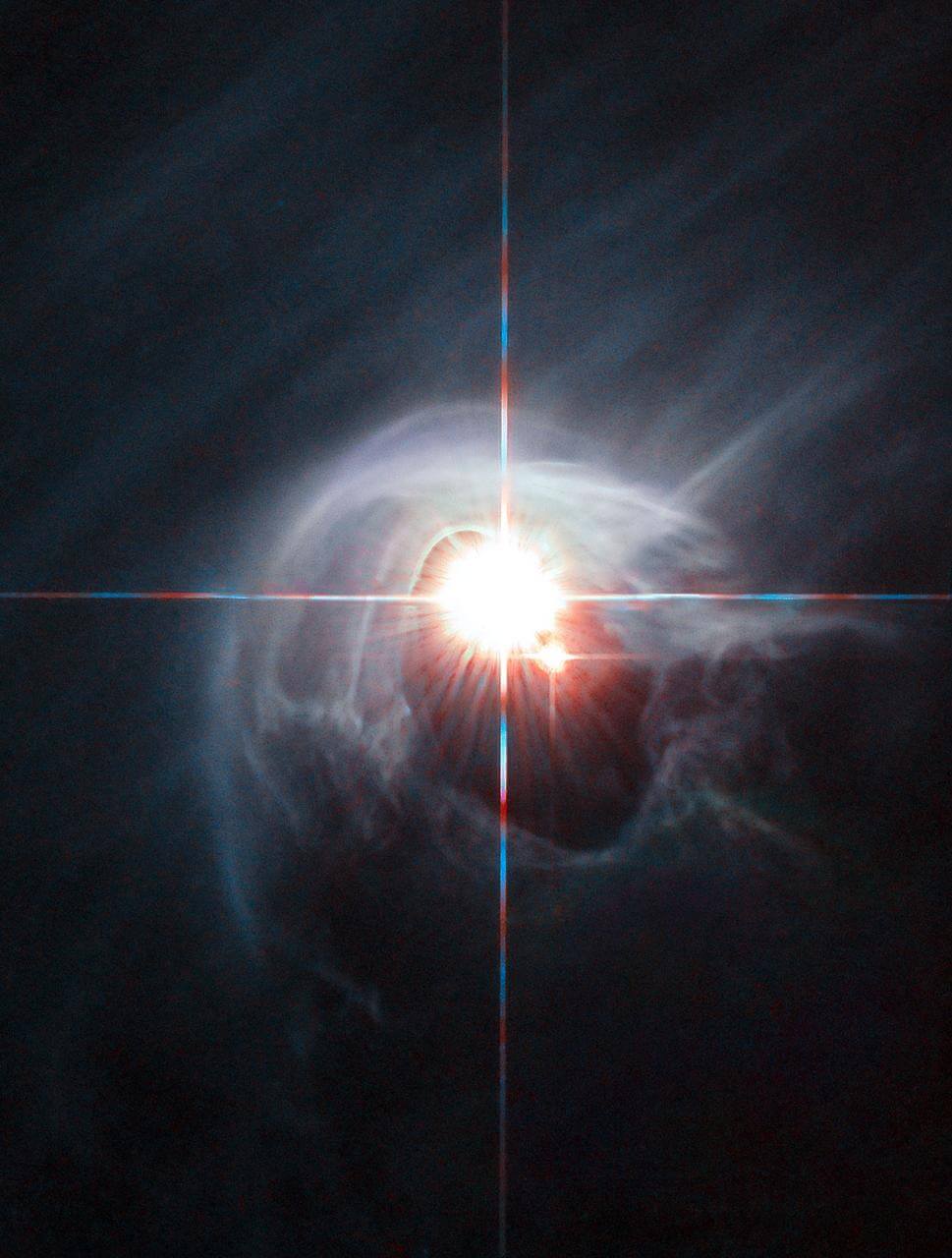 塵のヴェールをまとうカメレオン座の四重連星「DI Cha」（Credit: ESA/Hubble & NASA）