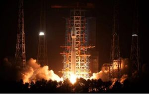 中国が3時間でロケットを連続打ち上げ　「衛星インターネット低軌道衛星群20組」「試験30号」を投入