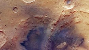 火星の古代クレーターに残る“明るい丘” 水の痕跡を示す手がかり