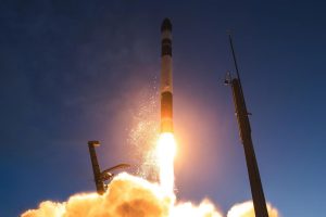 ロケットラボ、シンスペクティブの小型SAR衛星「StriX」8機目の打ち上げに成功
