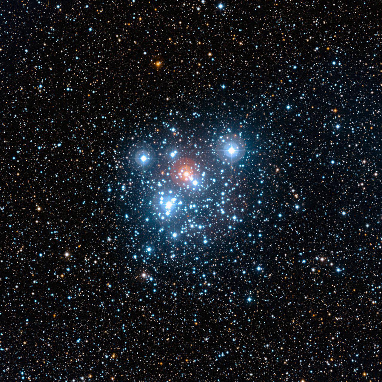 ヨーロッパ南天天文台（ESO）の地上望遠鏡が広視野で捉えた散開星団「NGC 4755」。青白い星々の群れの中に輝く赤い星のコントラストが、まさに「宇宙の宝石箱」の愛称を体現している（Credit: ESO）