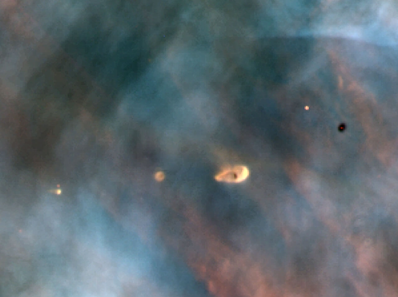 オリオン大星雲の拡大画像に浮かぶ5つの物体の正体は？