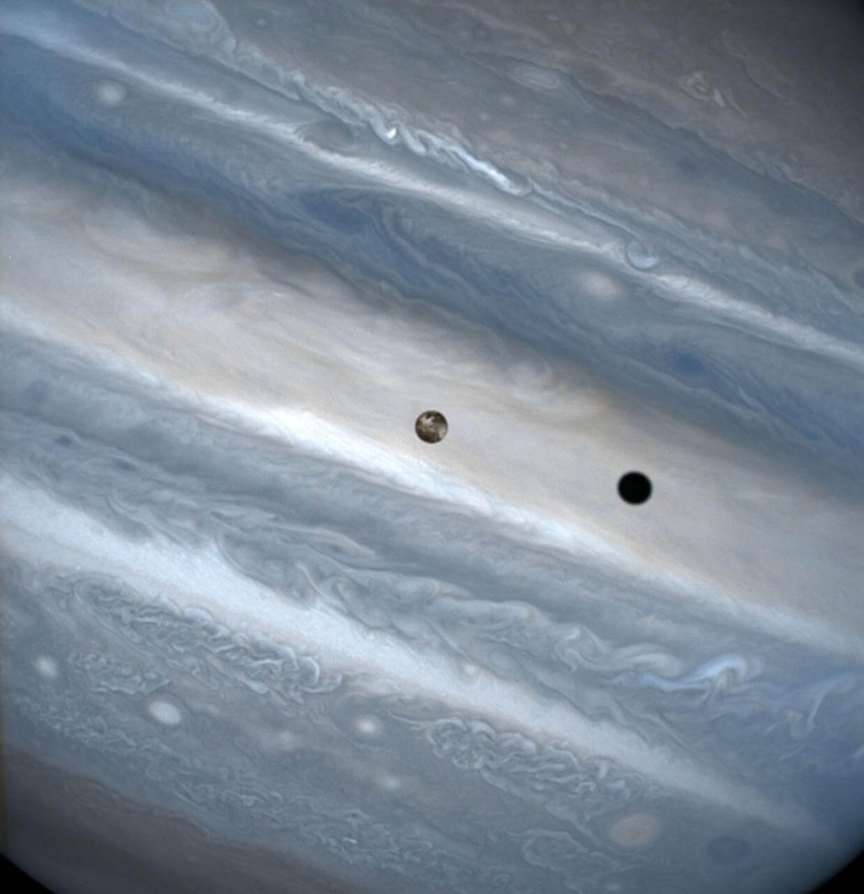 ハッブル宇宙望遠鏡が撮影した木星と衛星イオの擬似カラー画像(Credit: J. Spencer (Lowell Observatory) and NASA/ESA)