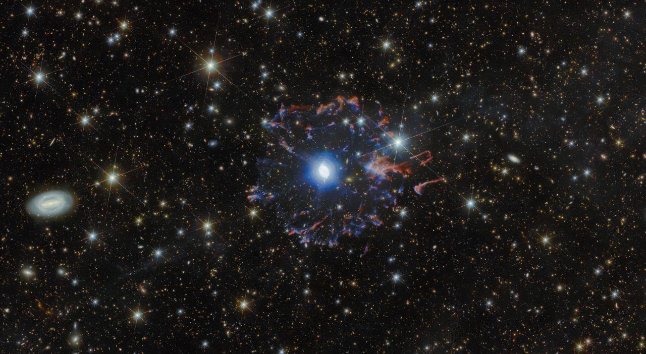 ハッブルとユークリッドが観測した「キャッツアイ星雲」のクローズ