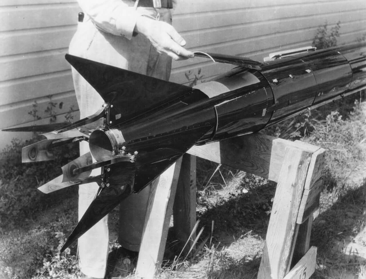 1930年代にロバート・ゴダードが実験を行っていた頃の液体燃料ロケット。推力方向を変更するための装置が備わっている(Credit: NASA)