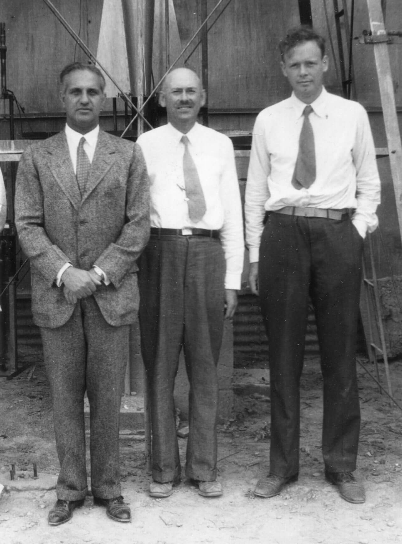 1935年9月、研究の支援者とともに発射台に据えられたロケットの前に立つロバート・ゴダード(中央)。一緒に写っているのはハリー・グッゲンハイム(左)とチャールズ・リンドバーグ(右)(Credit: NASA)