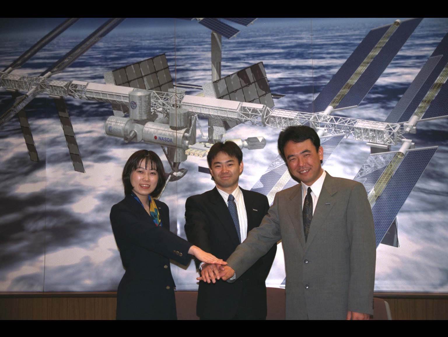古川聡宇宙飛行士がJAXA退職へ 宇宙での経験を活かし次世代の育成へ 2 1999年4月に基礎訓練開講式を迎えた古川聡さん(右)(Credit: JAXA)
