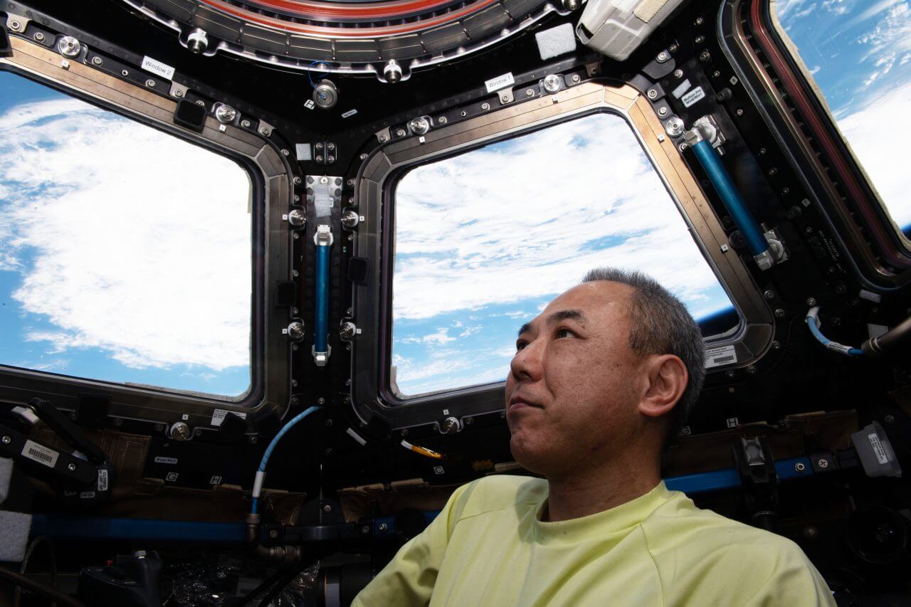 古川聡宇宙飛行士がJAXA退職へ 宇宙での経験を活かし次世代の育成へ 4 ISSの観測モジュール「Cupola(キューポラ)」から地球を眺める古川聡さん(Credit: JAXA/NASA)