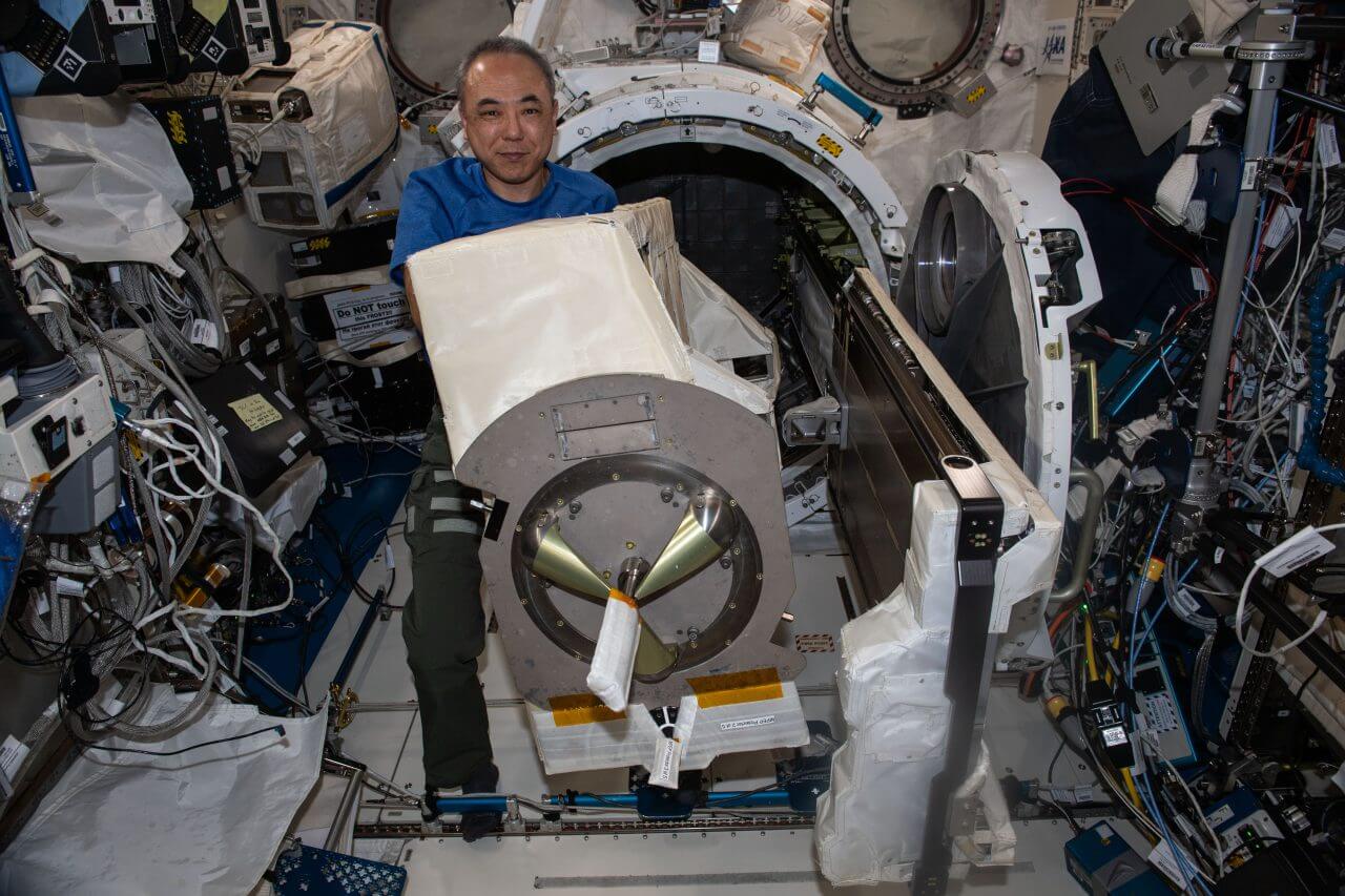 古川聡宇宙飛行士がJAXA退職へ 宇宙での経験を活かし次世代の育成へ 3 2回目のISS長期滞在中に「きぼう」日本実験棟で作業を行う古川聡さん(Credit: JAXA/NASA)