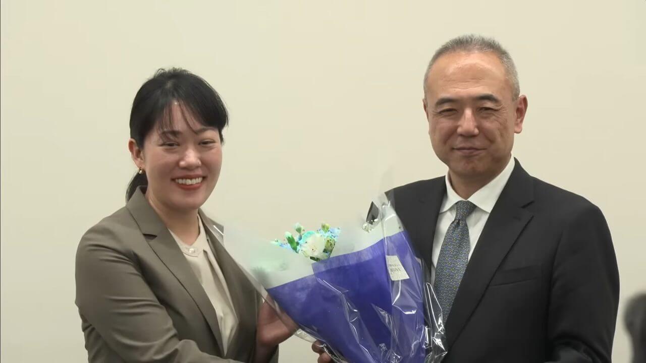 古川聡宇宙飛行士がJAXA退職へ 宇宙での経験を活かし次世代の育成へ 6 花束を受け取る古川聡さん。JAXAの記者会見公式ライブ配信から引用(Credit: JAXA)