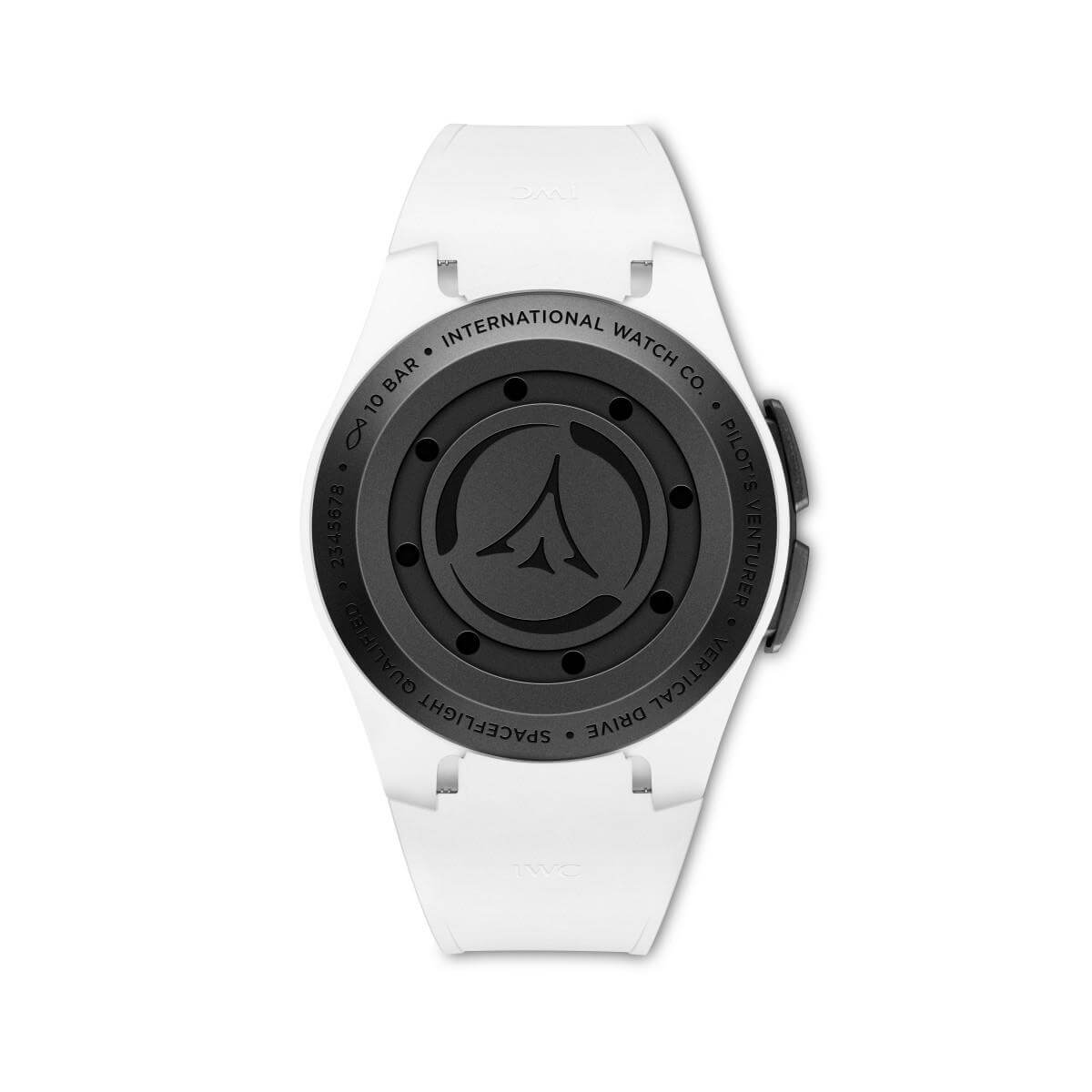 IWC「パイロット・ウォッチ・ベンチュラー・バーティカル・ドライブ」のケースバック。セラタニウム製の裏蓋に宇宙船を象徴するエングレーヴィングと「SPACEFLIGHT QUALIFIED」の刻印がある（Credit: IWC Schaffhausen）