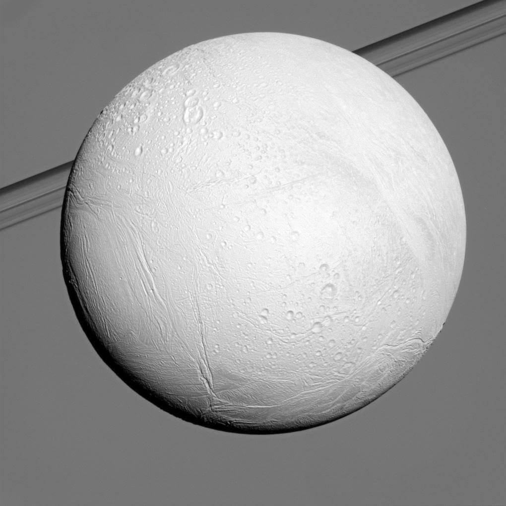 土星探査機カッシーニが撮影した土星の衛星エンケラドゥス（Credit: NASA/JPL-Caltech/Space Science Institute）