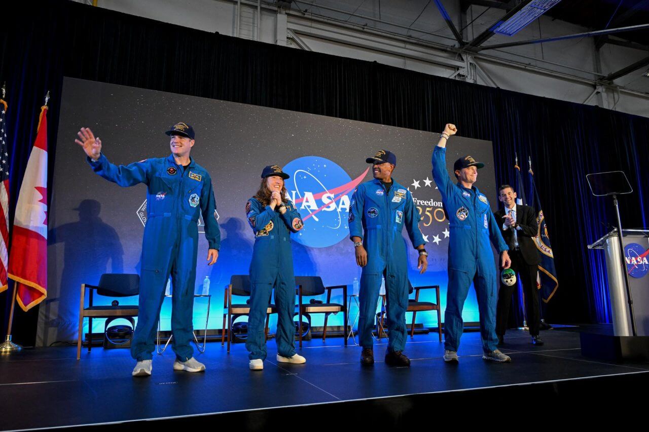 NASAジョンソン宇宙センターで開催された式典に出席したNASAのジャレッド・アイザックマン長官（右）とアルテミスIIミッションのクルー一同（Credit: NASA/Helen Arase Vargas）