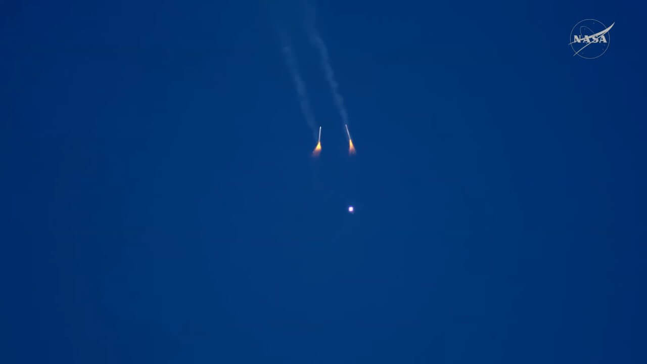 2基の固体ロケットブースターを分離して飛行を続けるSLSロケット。NASAのライブ配信から引用（Credit: NASA）