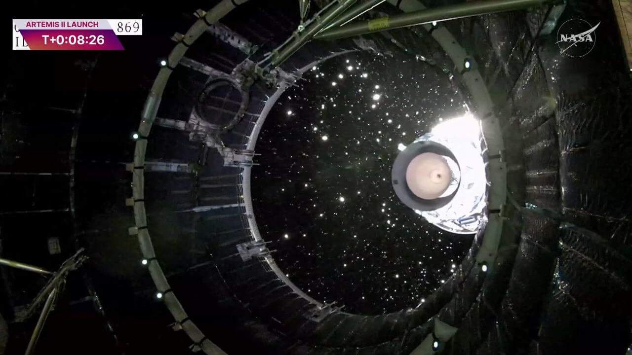 SLSロケットのコアステージ（1段目）と上段（2段目）の分離の様子。NASAのライブ配信から引用（Credit: NASA）