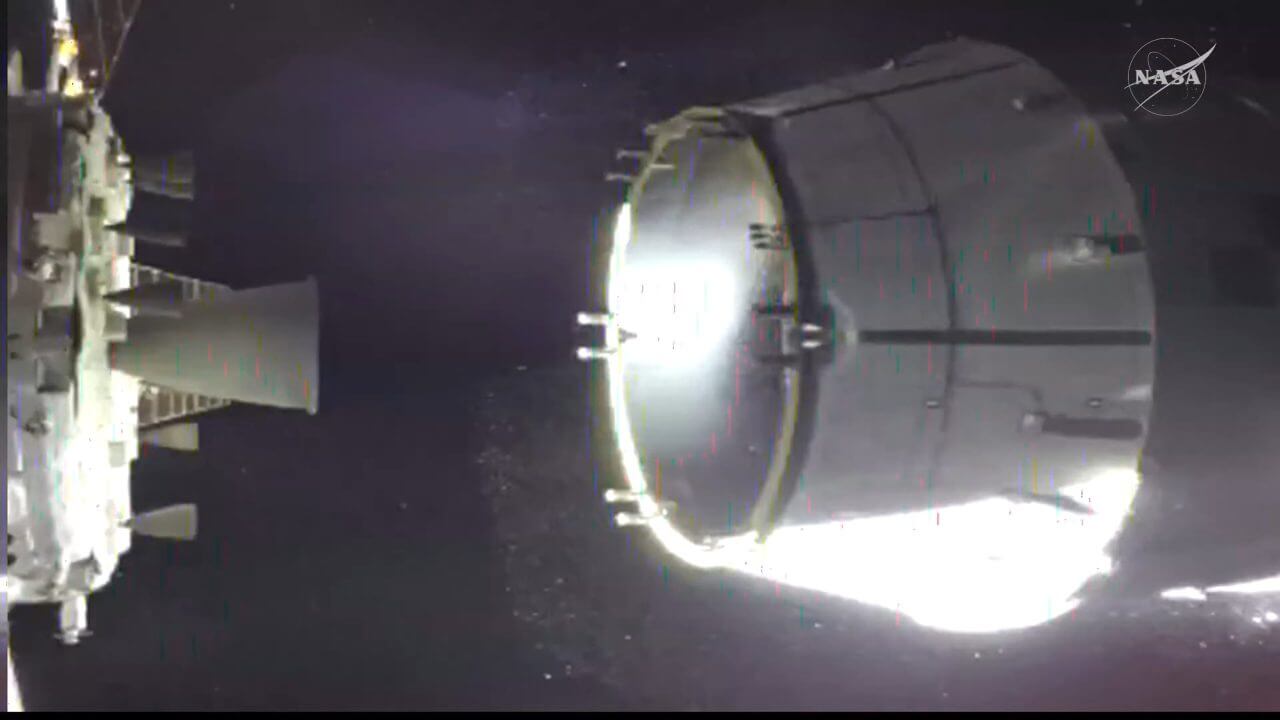 Orion宇宙船のカメラが捉えたSLS上段（2段目）からの分離の様子。NASAのライブ配信から引用（Credit: NASA）