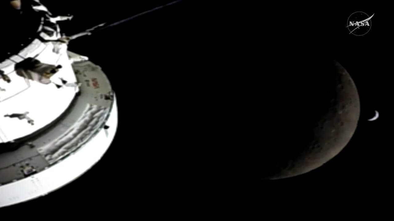 NASA有人月ミッション「アルテミスII」宇宙船が月面に最接近 人類の最遠到達記録も更新 2 Orion宇宙船の太陽電池パドルに取り付けられているカメラで撮影した宇宙船、月、そして地球。間もなく地球の入りとなり、一時的な通信途絶を迎えた。NASAのライブ配信から引用(Credit: NASA)