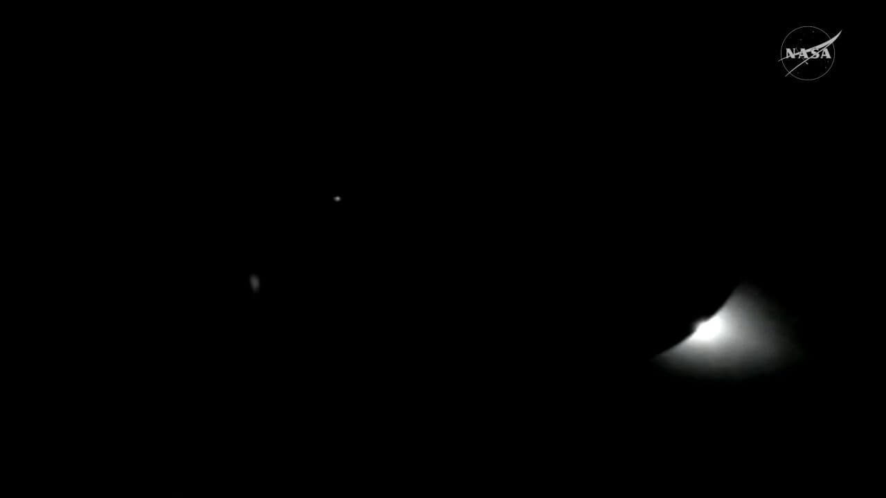 NASA有人月ミッション「アルテミスII」宇宙船が月面に最接近 人類の最遠到達記録も更新 6 Orion宇宙船の太陽電池パドルに取り付けられているカメラで撮影した、太陽が月に隠された瞬間の様子。NASAのライブ配信から引用(Credit: NASA)