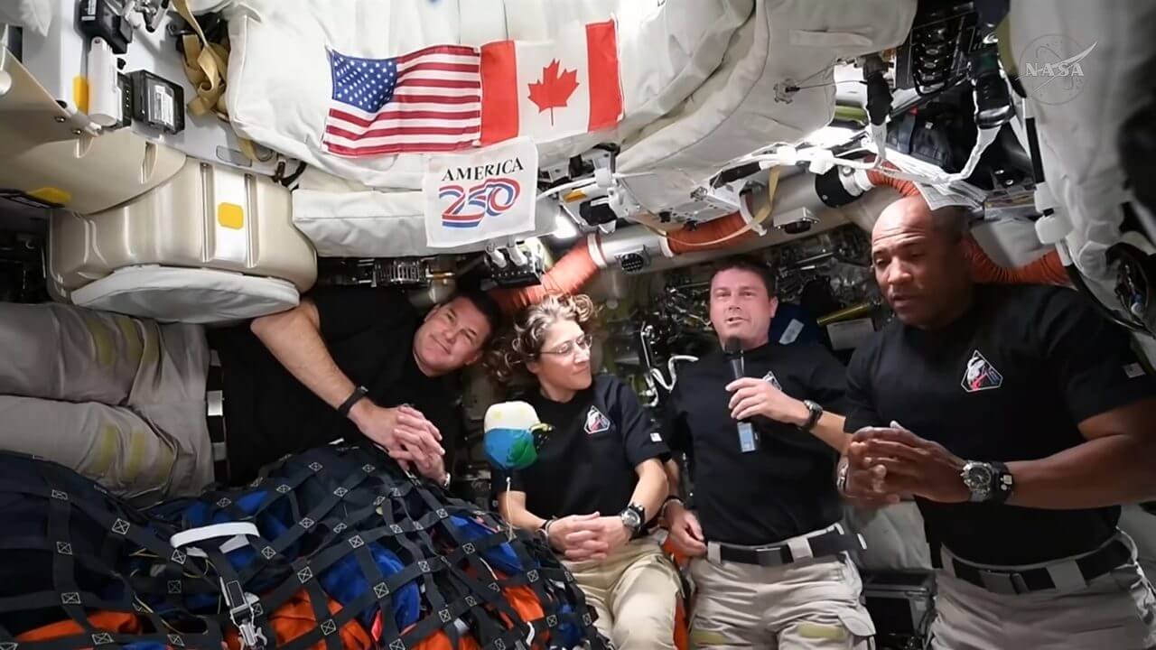 NASA有人月ミッション「アルテミスII」宇宙船が月面に最接近 人類の最遠到達記録も更新 7 歴史的なフライバイを終えて中継に臨むArtemis IIミッションのクルー。NASAのライブ配信から引用(Credit: NASA)
