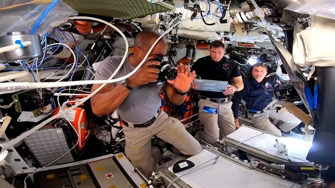 Orion宇宙船の船内で作業を行うクルー。左から：NASAのVictor Glover宇宙飛行士、CSAのJeremy Hansen宇宙飛行士、NASAのReid Wiseman宇宙飛行士（Credit: NASA）