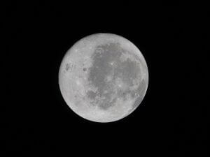 NASA有人月ミッション「アルテミスII」宇宙船は月の重力圏へ　クルーは月面観測に向け準備
