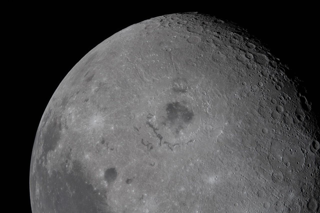Artemis IIミッションのOrion宇宙船から撮影された月。中央に見える同心円状の巨大な地形は「オリエンタル盆地(東の海)」で、左下は月の表側、右上は月の裏側。オリエンタル盆地の左にある明るいクレーターは直径約84kmのビュルギウス(Byrgius)(Credit: NASA)