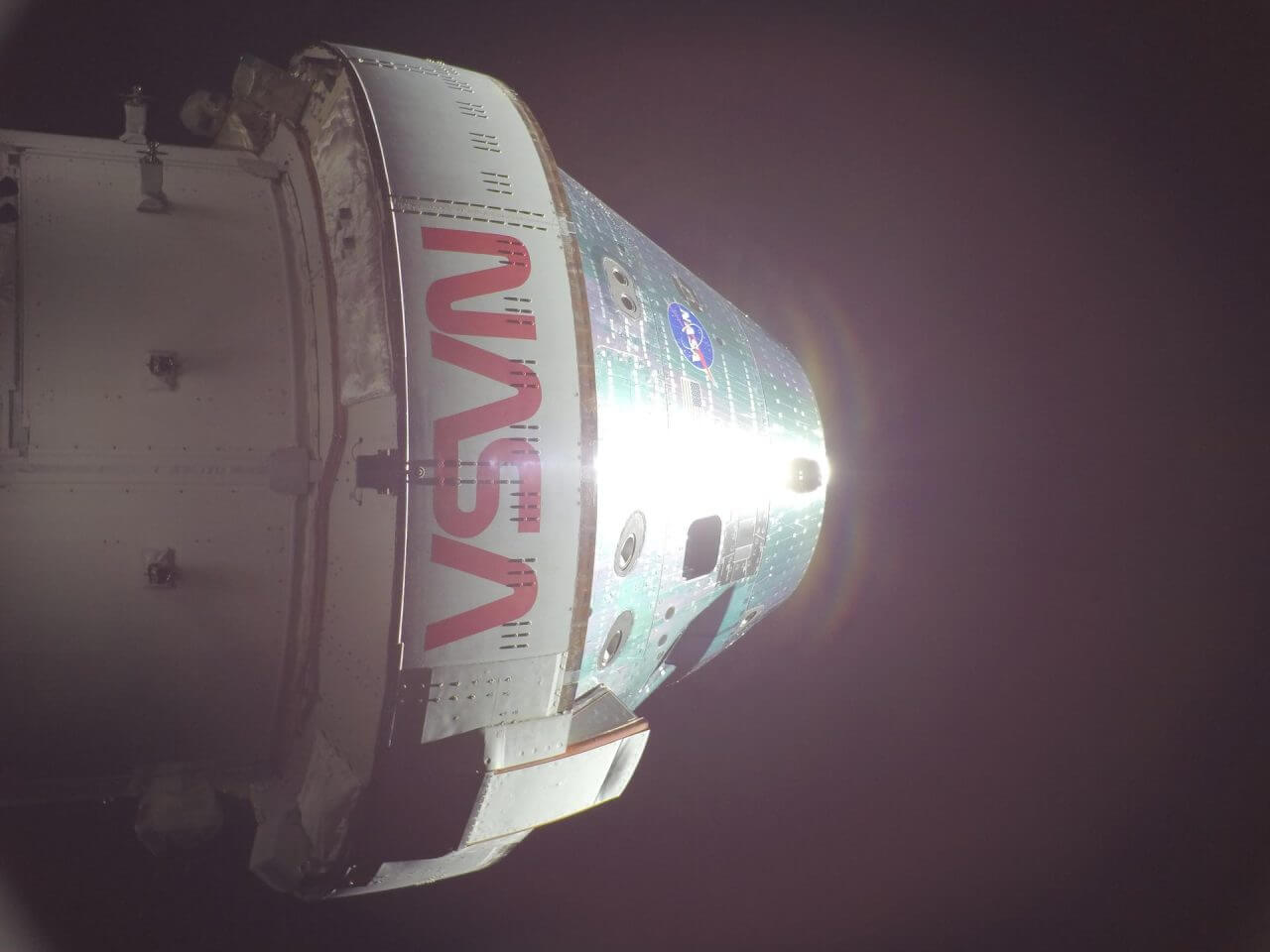 NASA有人月ミッション「アルテミスII」帰還は日本時間11日午前 クルー撮影の“天の川”画像公開 4 Orion宇宙船の太陽電池パドルに取り付けられているカメラで撮影したセルフィー。中央の円錐形の部分がクルーモジュール(Credit: NASA)
