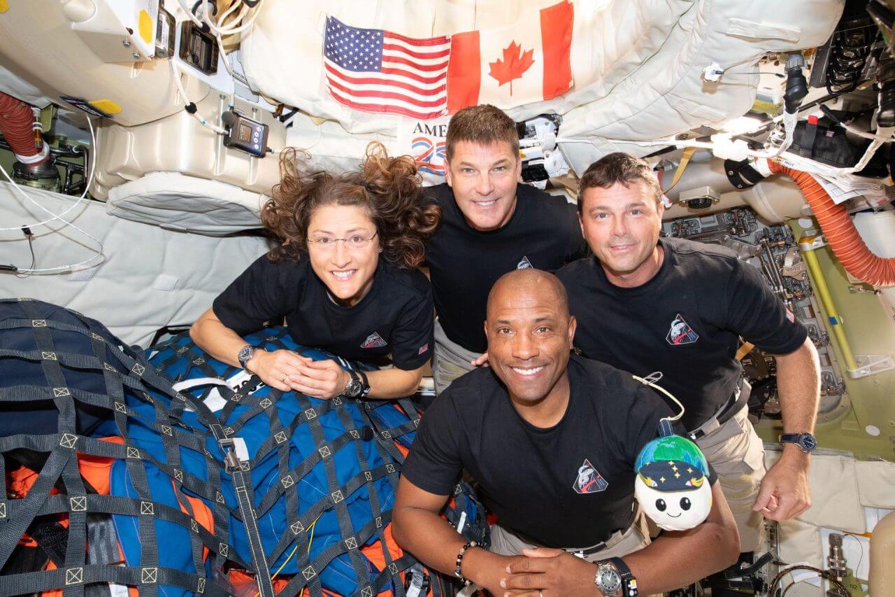NASA有人月ミッション「アルテミスII」帰還は日本時間11日午前 クルー撮影の“天の川”画像公開 3 Orion宇宙船の船内で記念撮影を行うArtemis IIミッションのクルー。右から時計回りに:NASAのReid Wiseman宇宙飛行士、NASAのVictor Glover宇宙飛行士、NASAのChristina Koch宇宙飛行士、CSAのJeremy Hansen宇宙飛行士(Credit: NASA)