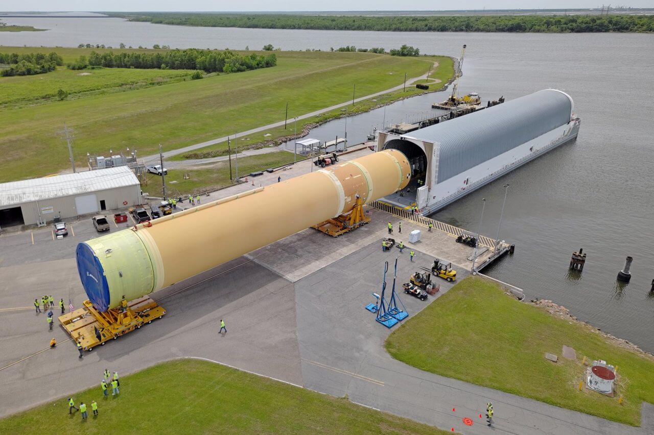 NASAのロケット運搬用はしけに積み込まれるArtemis III（アルテミスIII）ミッション用のSLSコアステージ主要部分。2026年4月20日撮影（Credit: NASA/Michael DeMocker）