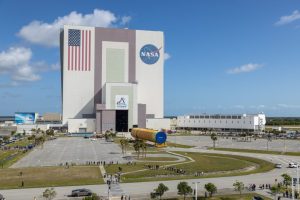 NASA「アルテミスIII」ミッション用SLSコアステージの主要部分がケネディ宇宙センターに到着