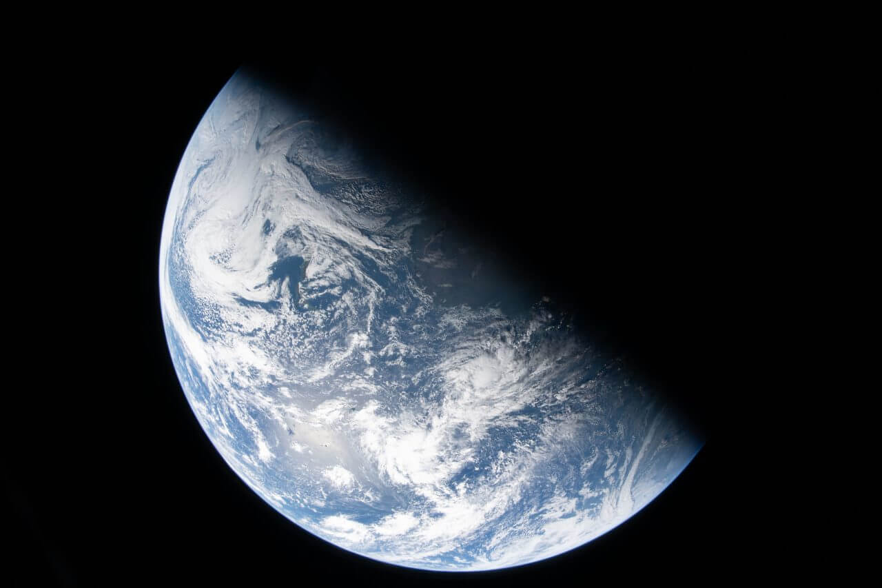 宇宙船から撮影した美しい地球の画像を公開 NASA「アルテミスII」月周辺へ向け順調に飛行中 3 Artemis IIミッションのコマンダーを務めるNASAのReid Wiseman宇宙飛行士が月遷移軌道投入後のOrion宇宙船で撮影した地球(Credit: NASA)