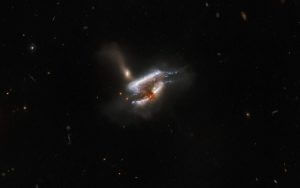 混沌と渦巻き合体していく3つの銀河　ハッブル宇宙望遠鏡が観測した相互作用銀河「IC 2431」