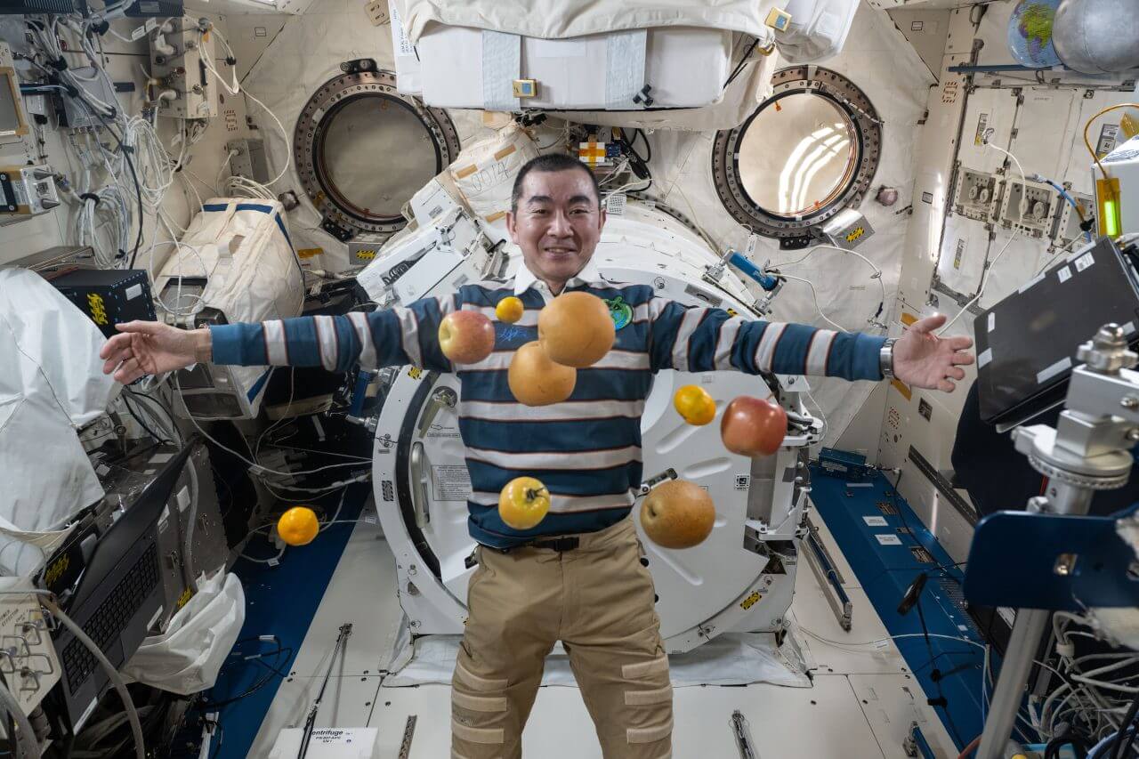 新型宇宙ステーション補給機1号機「HTV-X1」でISSに運ばれた生鮮食品と油井亀美也宇宙飛行士（Credit: JAXA/NASA）