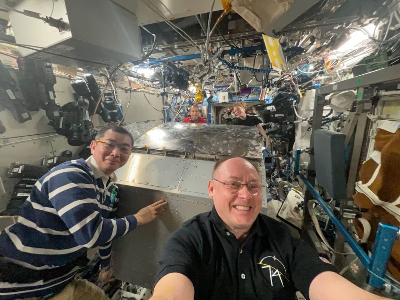 新型宇宙ステーション補給機1号機「HTV-X1」に搬入するハードウェアを移動させる油井亀美也宇宙飛行士ら（Credit: JAXA/NASA）