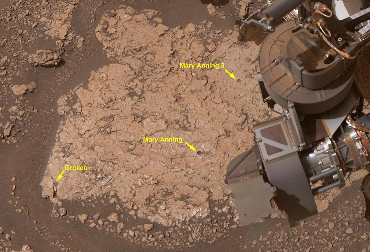 NASA火星探査車キュリオシティが採取したサンプルから様々な有機分子を新たに検出 貴重な試薬も使用 2 冒頭のセルフィーの一部を拡大した画像。この岩では矢印で示された3箇所からサンプルが採取されており、今回の研究では「Mary Anning 3」と呼ばれるサンプルが分析された(Credit: NASA/JPL-Caltech/MSSS)