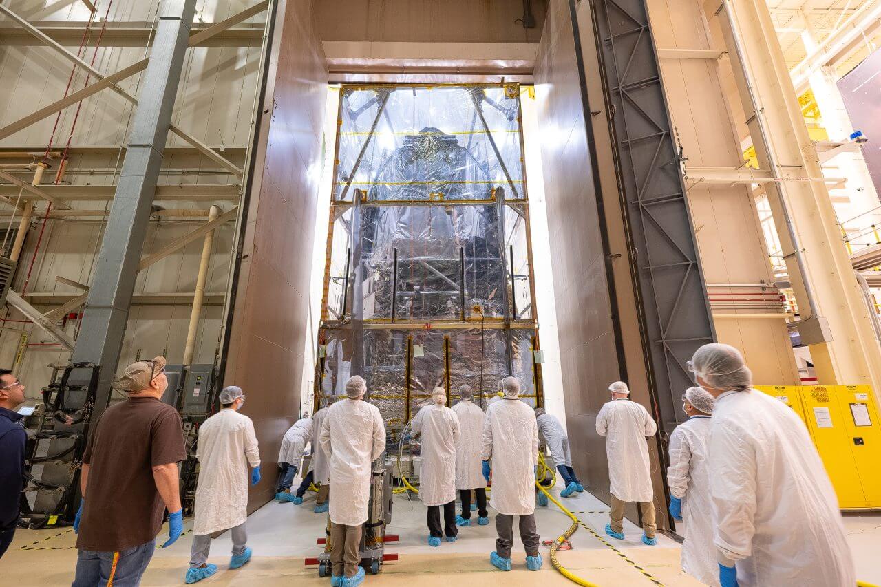 NASAが「ローマン宇宙望遠鏡」の打ち上げ時期を2026年9月上旬に前倒し 2 環境試験のためにNASAゴダード宇宙飛行センターのチャンバーへと運ばれるRoman宇宙望遠鏡(Credit: NASA/Jolearra Tshiteya)