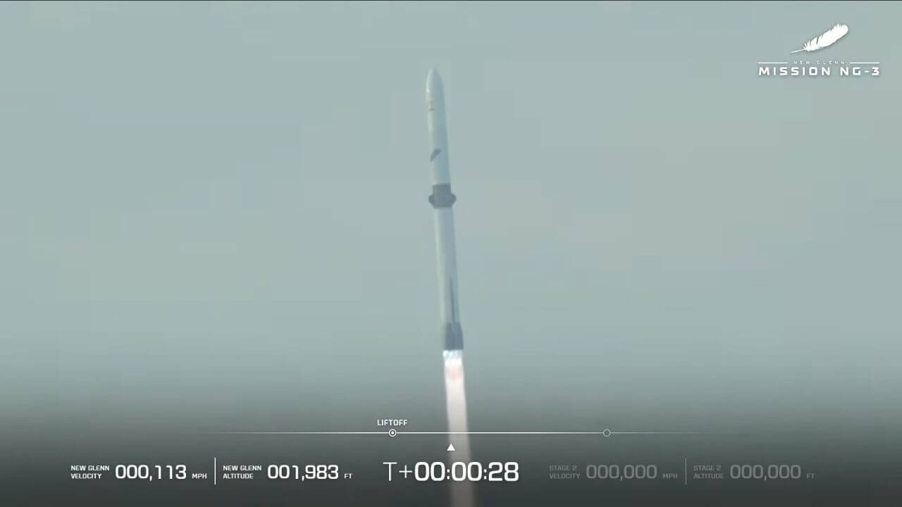 ブルー・オリジンが「ニューグレン」3号機を打ち上げ 衛星の予定軌道投入に失敗 2 上昇するNew Glenn(ニューグレン)ロケット。Blue Originのライブ配信から(Credit: Blue Origin)