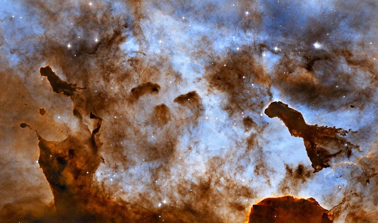 宇宙というキャンバスに描かれた芸術。イータカリーナ星雲の塵の柱