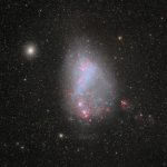 夜空で輝く星々の淡い雲　天文台が集う山頂で撮影された「小マゼラン雲」の姿