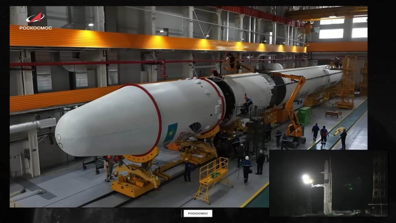 バイコヌール宇宙基地の組立棟で打ち上げ準備が進む「ソユーズ5」ロケット(Credit: Roscosmos / Kazcosmos)